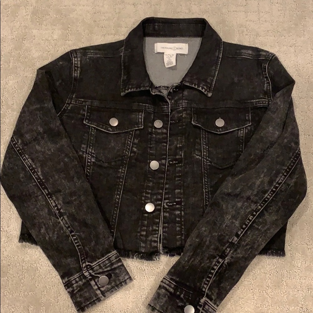Black acid washed cropped denim jean jacket.